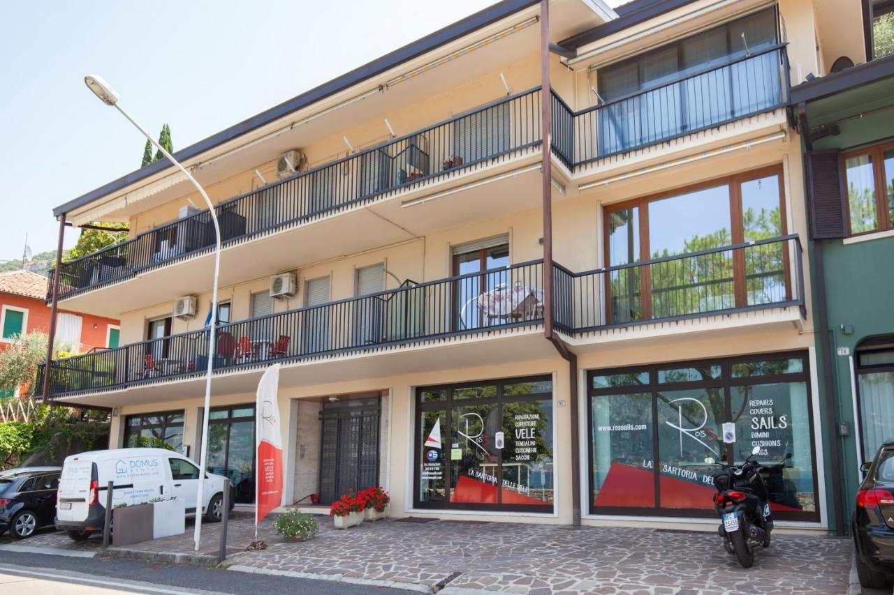 Apartment Azzurro Torri Del Benaco Luaran gambar